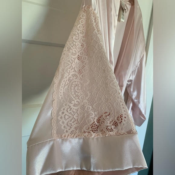 In Bloom pale pink Robe - Picture 2 of 3